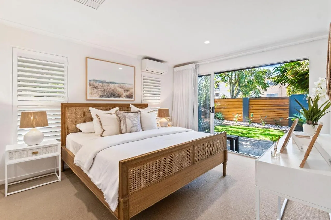 By The Beach 2 Beach Side 3 Bedroom 2 Bathroom Home Alexandra Headland 0*,