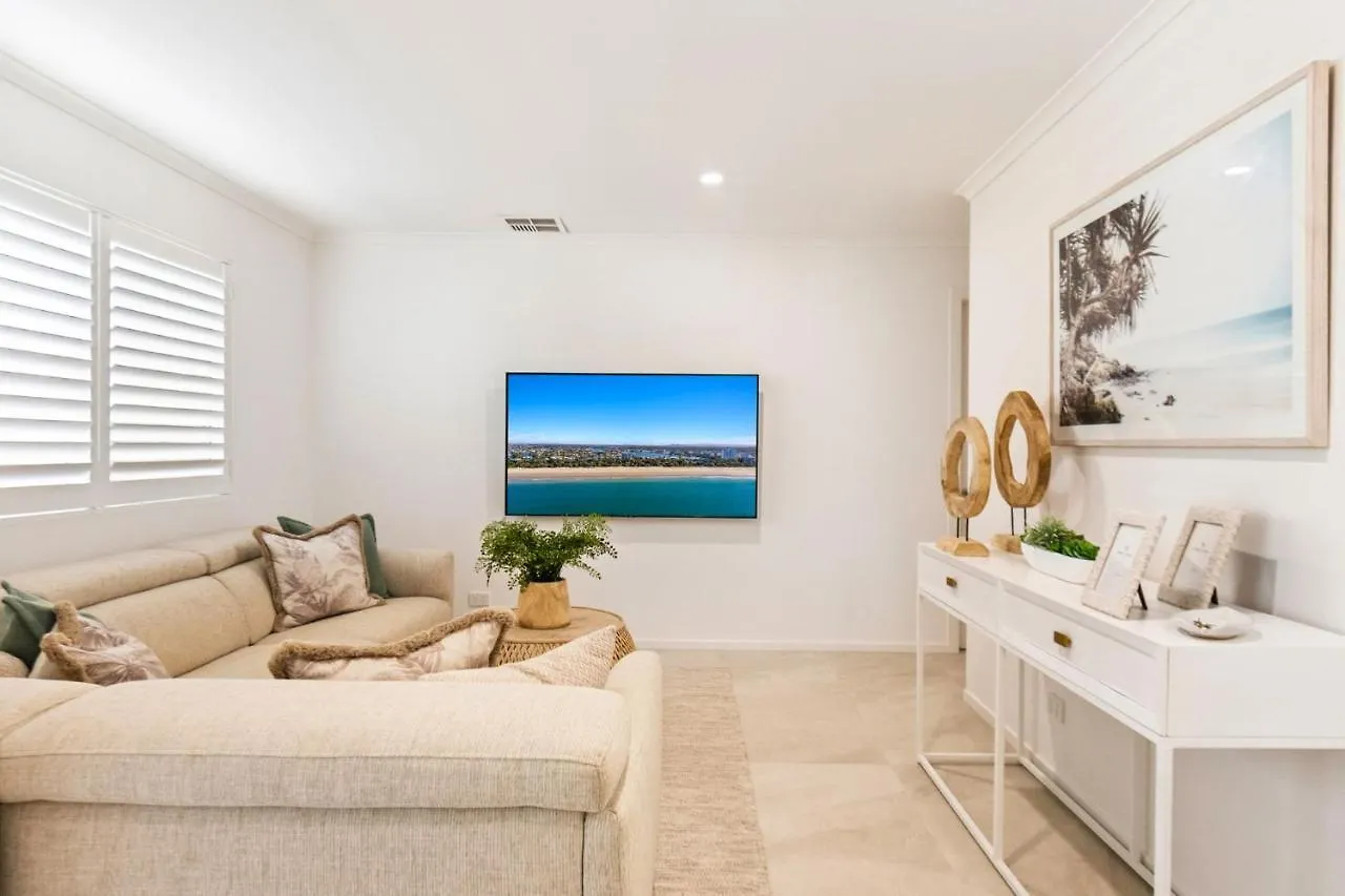 By The Beach 2 Beach Side 3 Bedroom 2 Bathroom Home Alexandra Headland