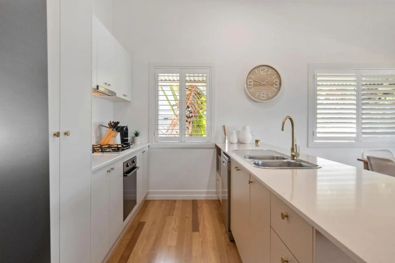 By The Beach 2 Beach Side 3 Bedroom 2 Bathroom Home Alexandra Headland 0*,  Avustralya