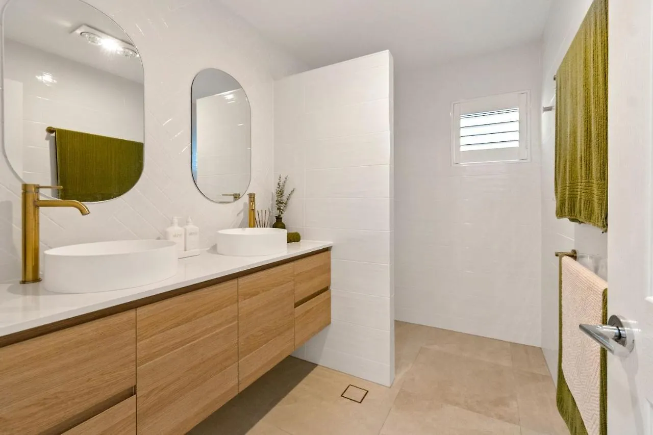 By The Beach 2 Beach Side 3 Bedroom 2 Bathroom Home Alexandra Headland Semesterbostad